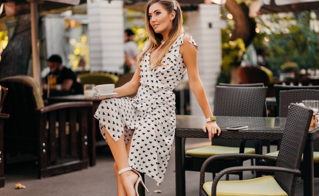 Žena u elegantnoj haljini kao inspiracija za stajling za krštenje.