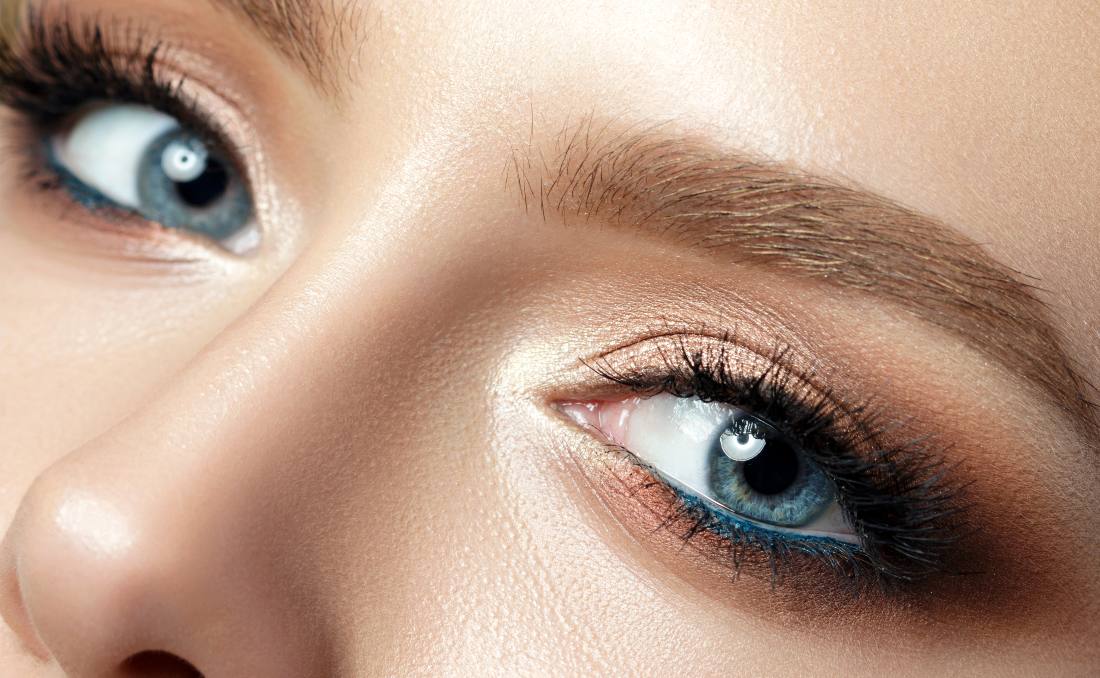 Plave oči sa zlatnom senkom i crnim ajlajnerom.
