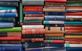 Knjige na policama jedna na drugoj