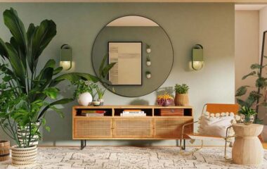 Stan dekorisan tako da je u središnjem delu ogledalo, komoda, sa leve strane cveće, sa desne stolica