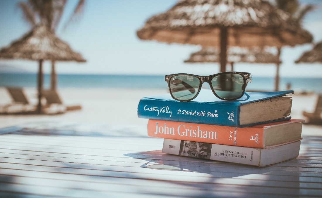 Knjige na stolu na plaži