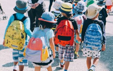 Deca sa rančevima kreću u školu