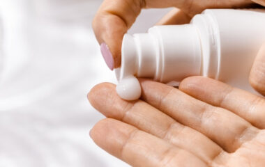 žena sipa kremu na ruke