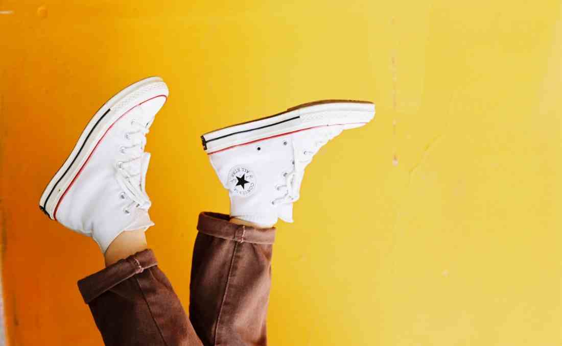 čiste bele converse patike
