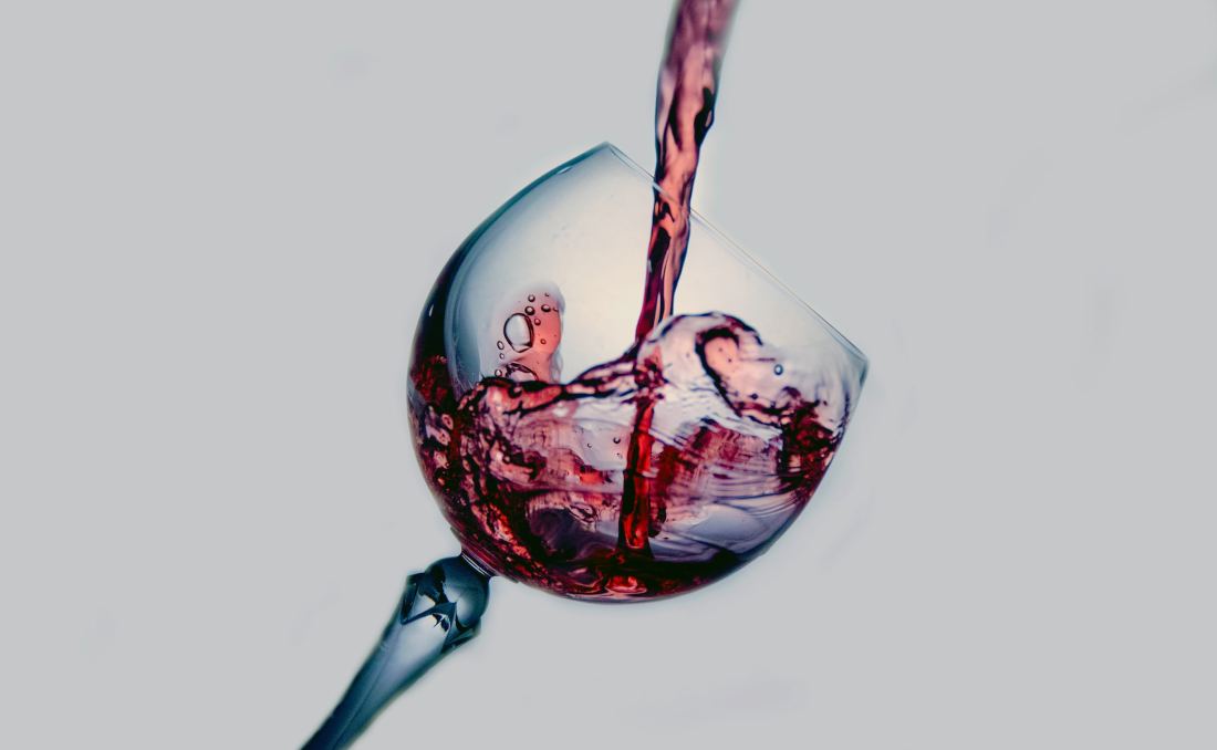sipanje vina u čašu