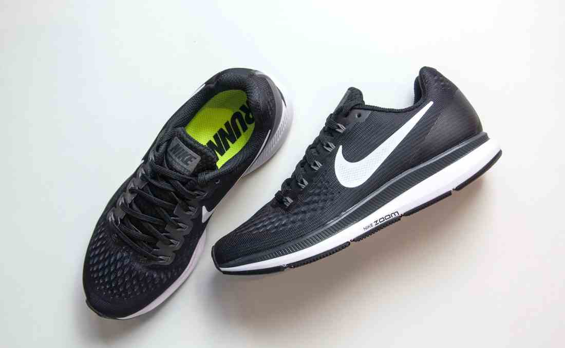 čiste nove crne nike patike