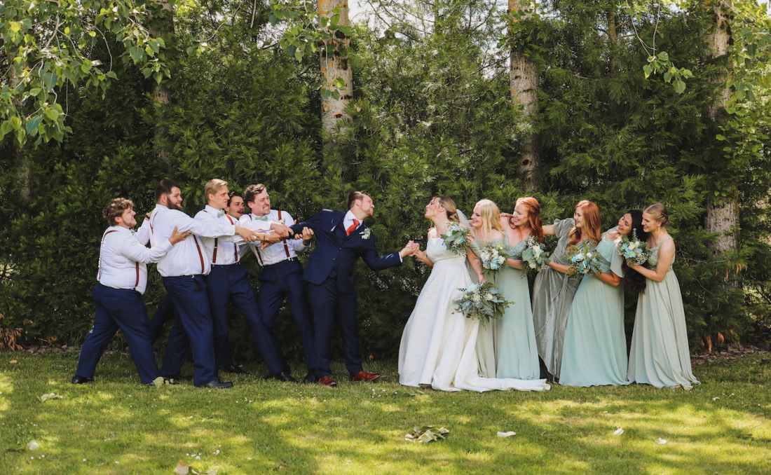 grupna slika mladenaca sa svojim mladim svatovima