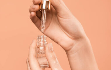 Niacinamid serum sa pipetom u rukama žene