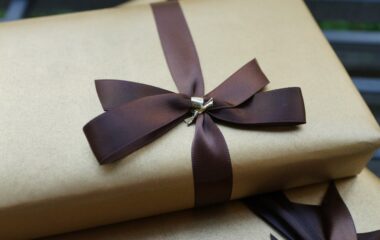 Pokloni za veridbu koji će oduševiti buduće mladence – TOP 20 ideja