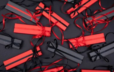 Pokloni za 18. rođendan sa mašnama u crnim i crvenim kutijama.