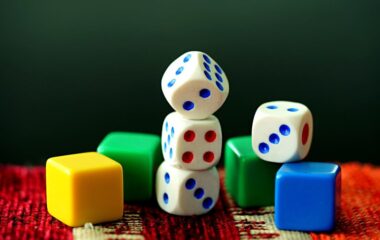 Kockice za društvene igre različitih boja.