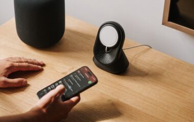 Bluetooth zvučnik na stolu i telefon.