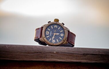 Rucni sat sa braon kaišem.