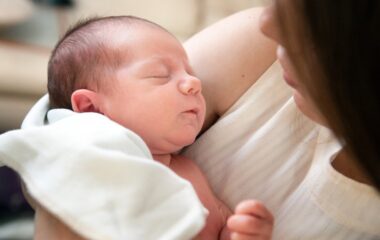 Beba u majčinom naručju.