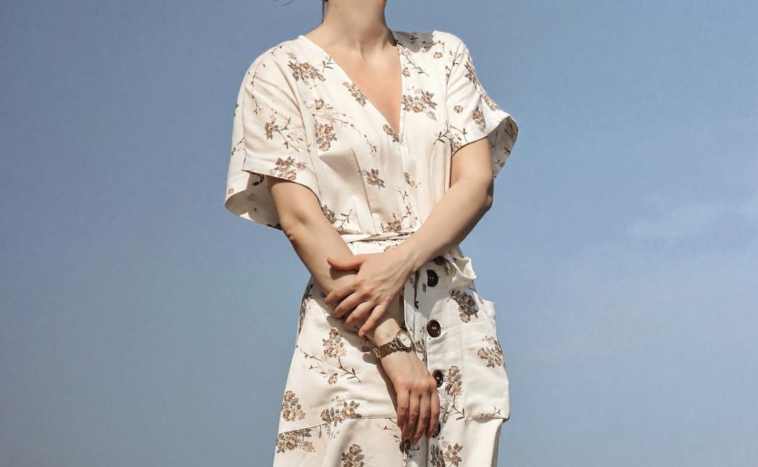 Cvetna haljina na ženi.