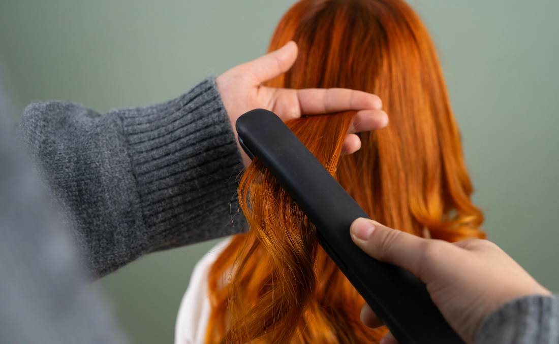 Peglanje kose u salonu.