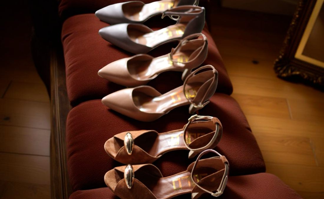 Tri modela sandala na &scaron;tiklu.