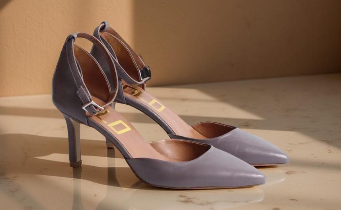 Elegantne sandale na &scaron;tiklu pastelne boje.