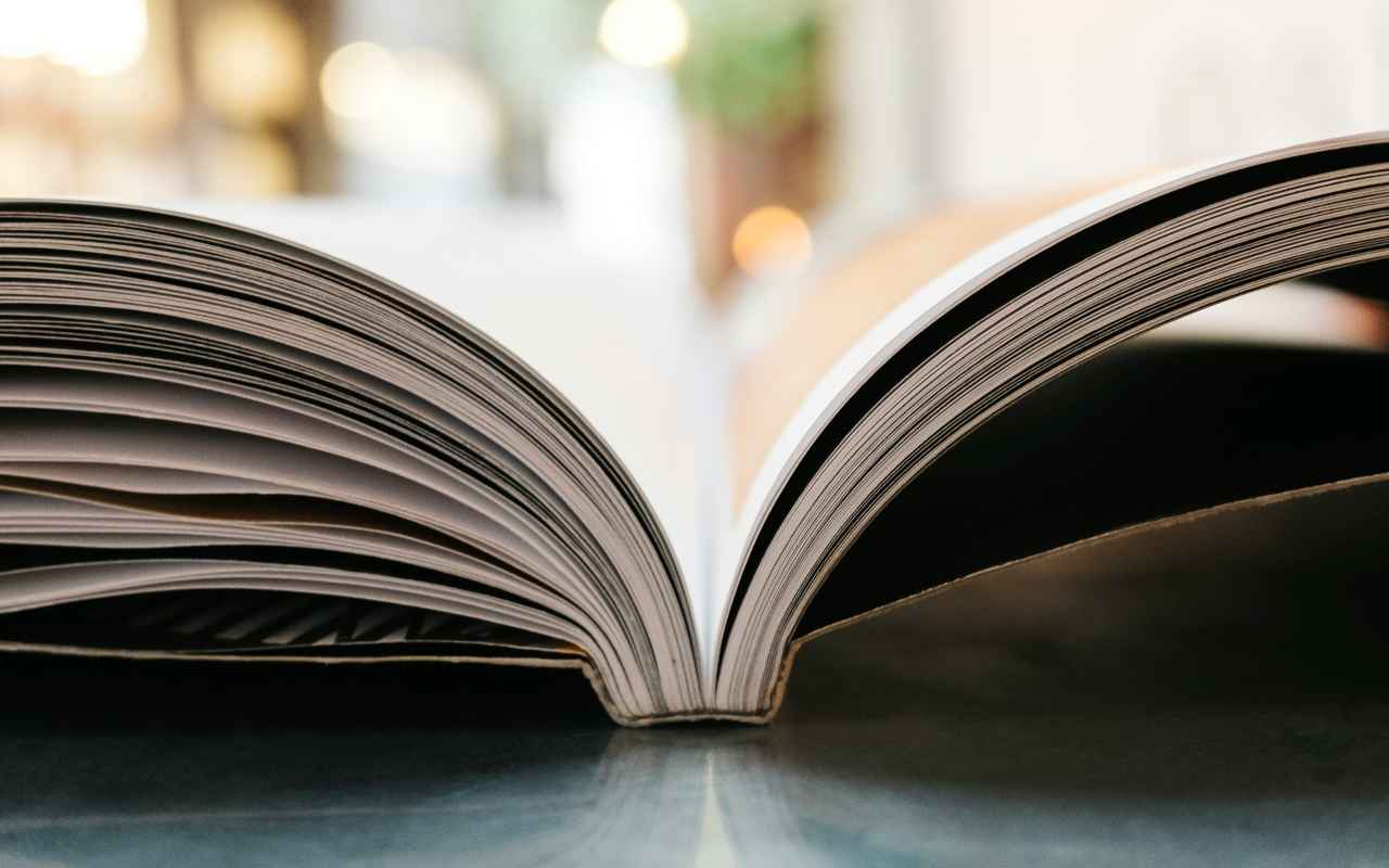 Otvorena knjiga na stolu.