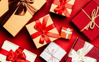 Puno poklona za rođendan sa mašnama.