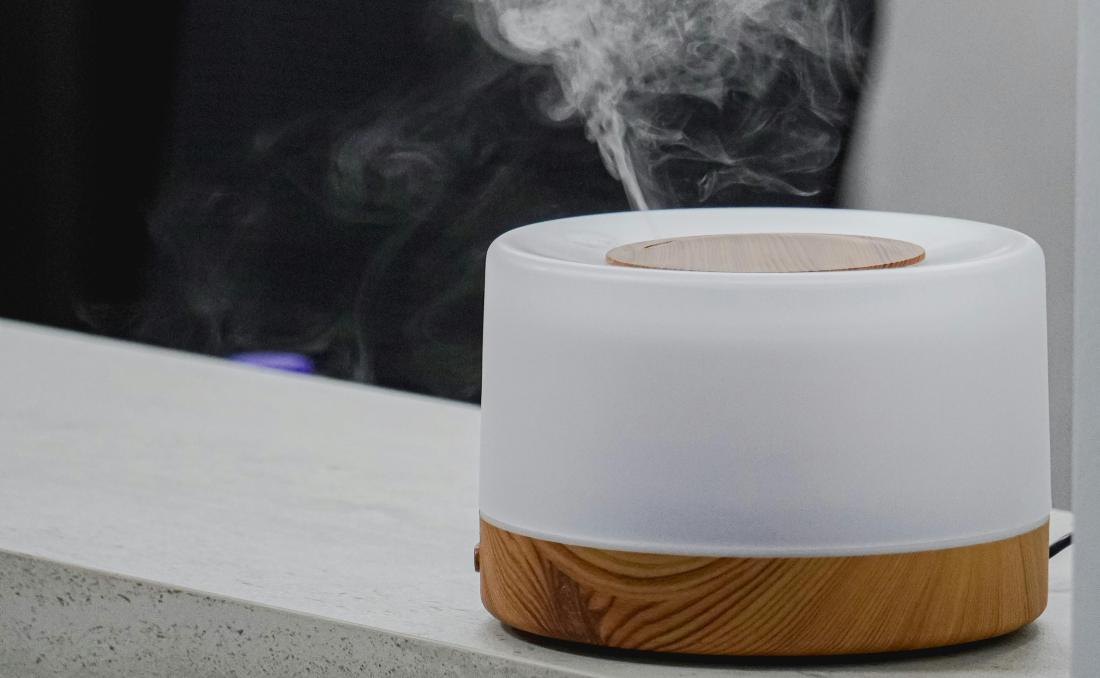 Beli ovlaživač vazduha.