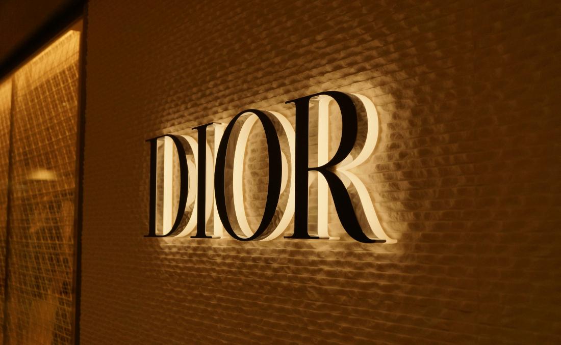 Dior znak koji svetli.