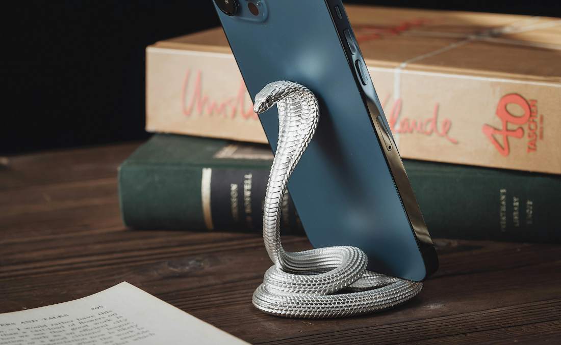 Stalak za telefon u obliku zmije.