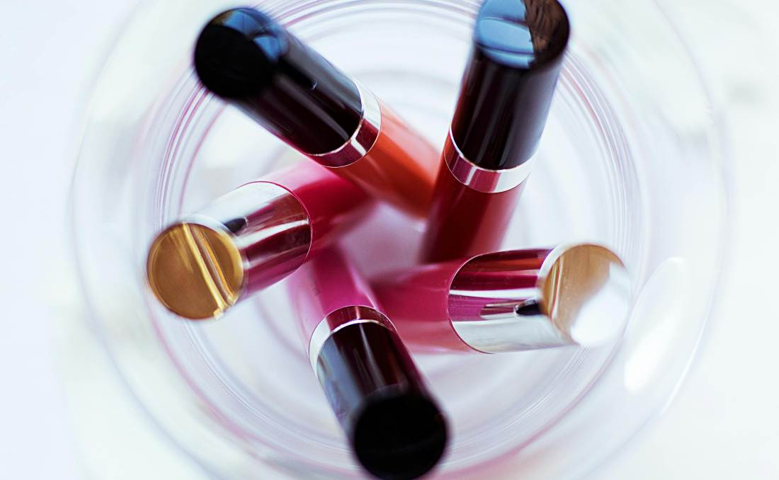 Sjajevi za usne u činiji.