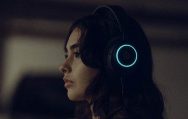 Bluetooth slušalice nosi devojka.