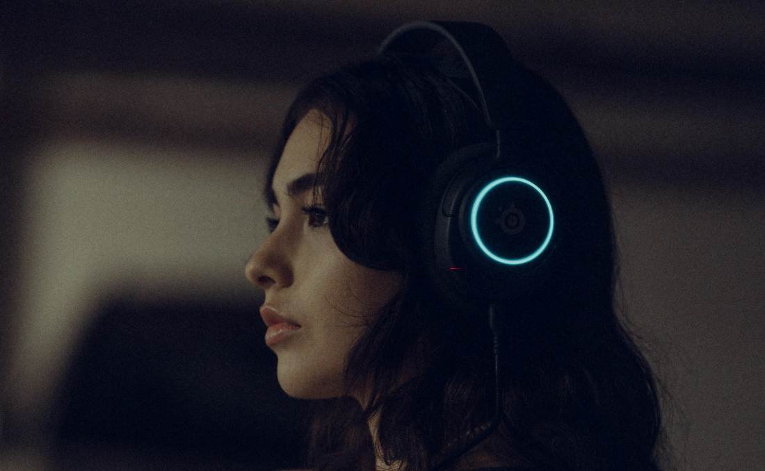 Bluetooth slušalice nosi devojka.