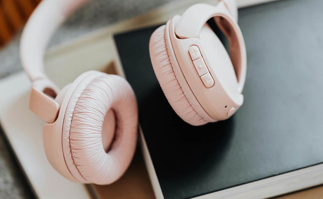 Roze slušalice za mobilni.