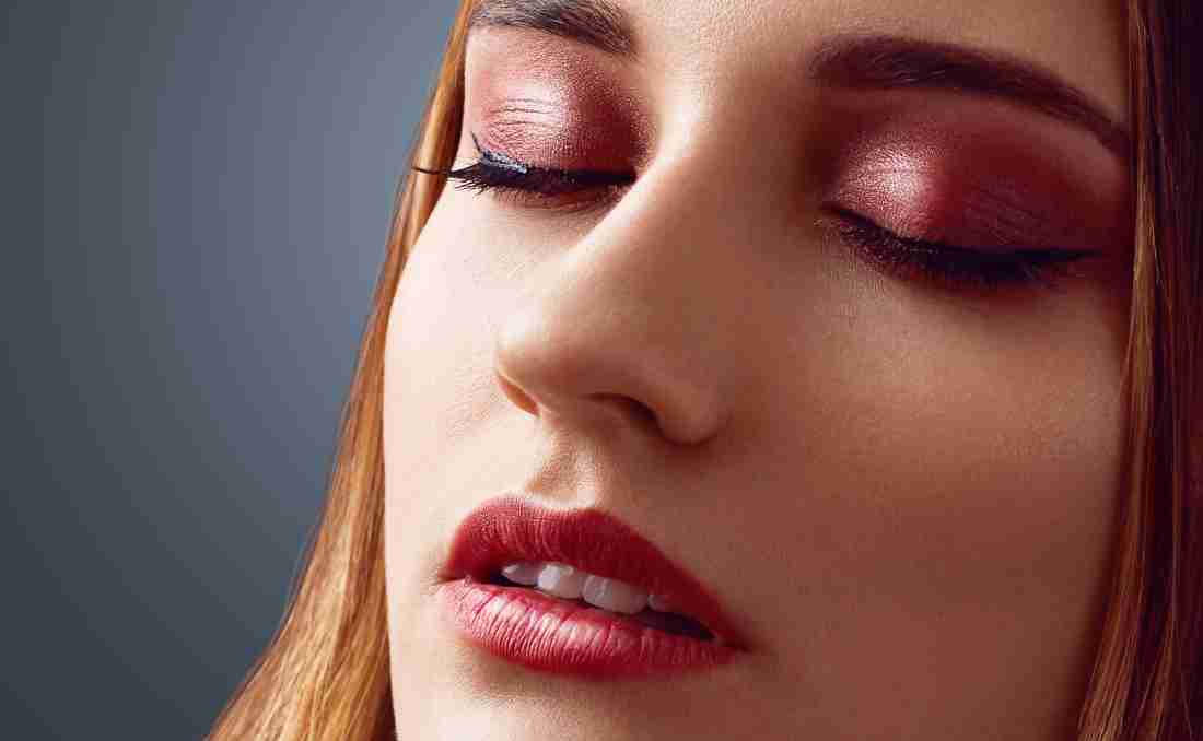 Devojka sa nežnom &scaron;minkom i precizno nanetim tečnim ajlajnerom.