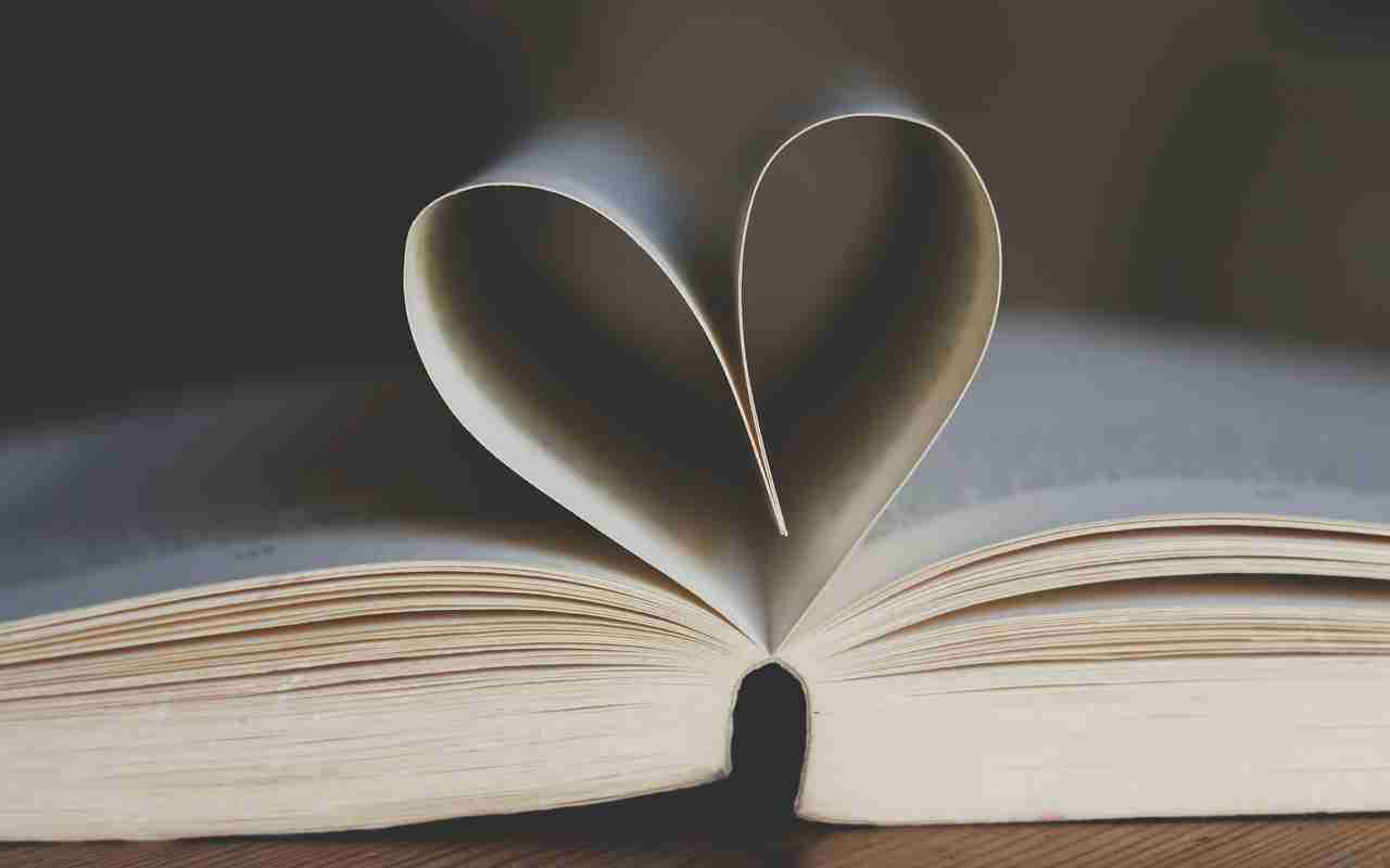 Otvorena knjiga sa stranicama savijenim u oblik srca.