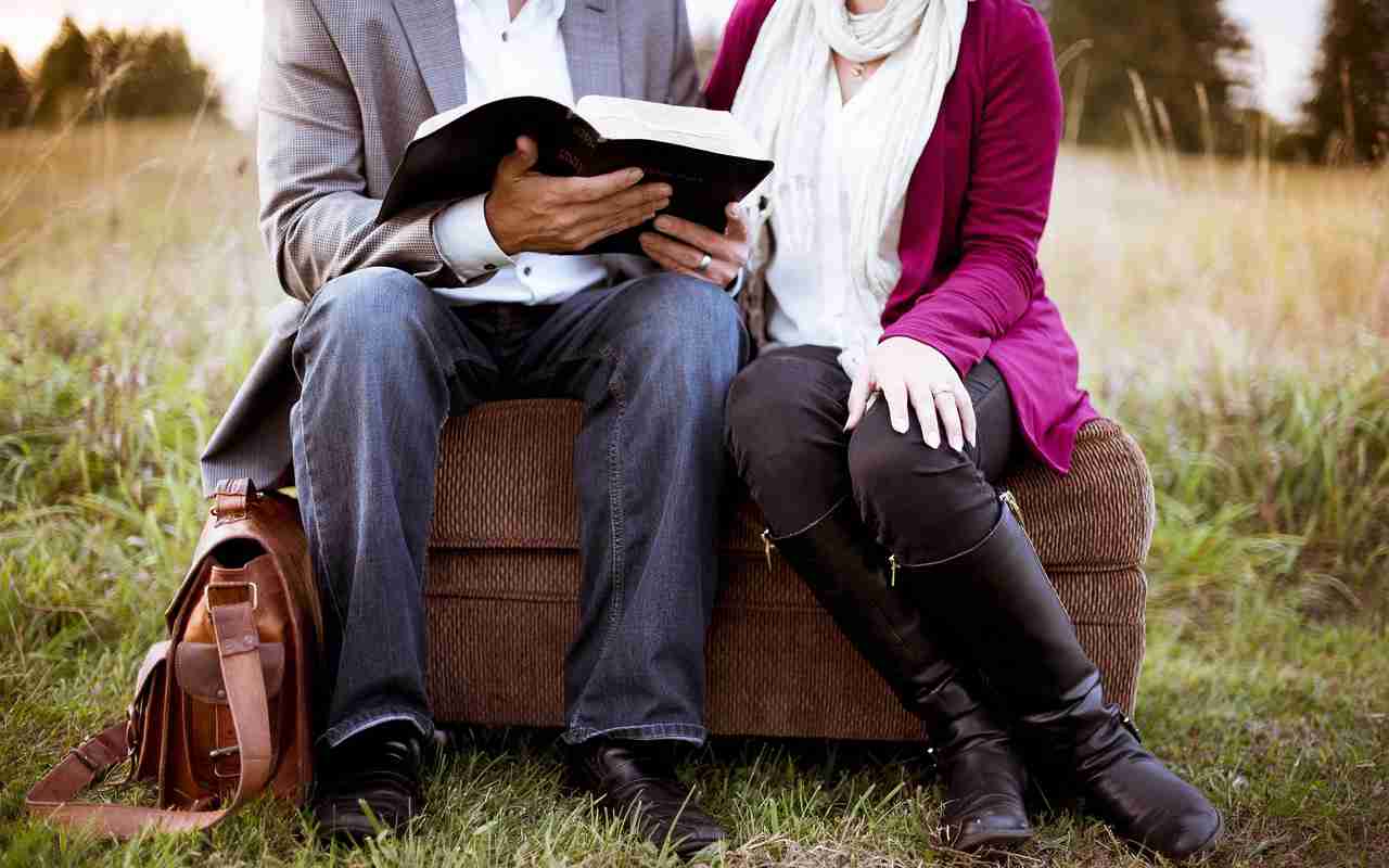 Par sedi zajedno i čita ljubavnu knjigu.