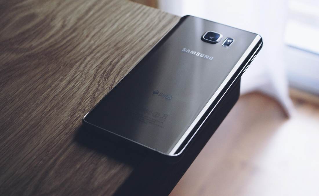Samsung telefon na stolu.