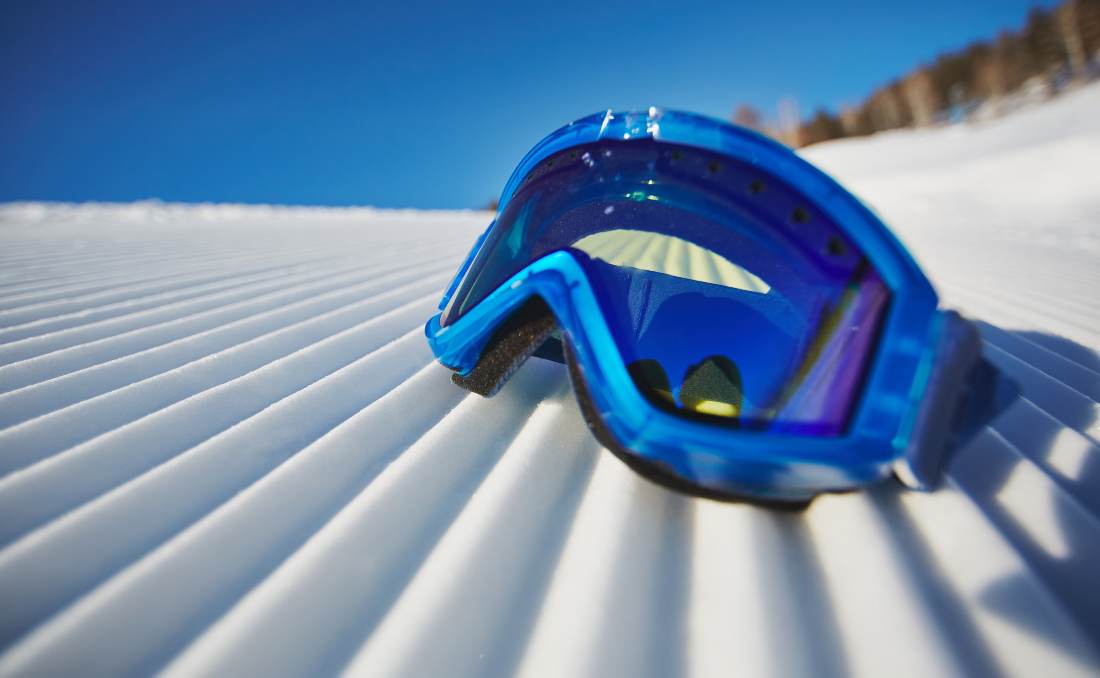 Skija&scaron;ke naočare sa snegom u pozadini.