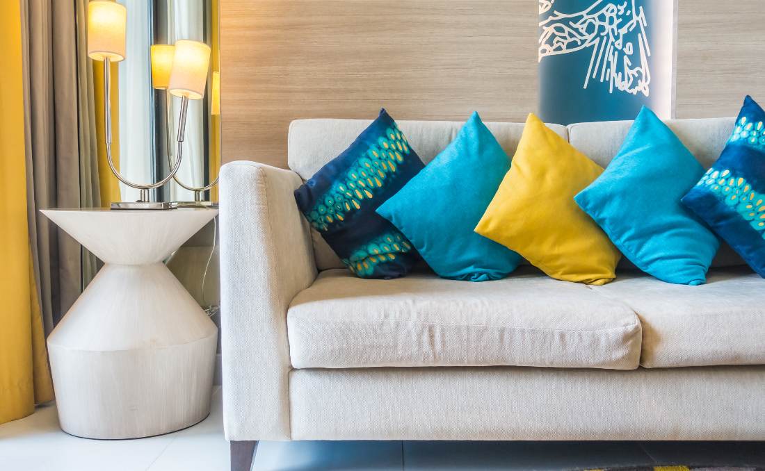Sofa sa raznobojnim ukrasnim jastucima.