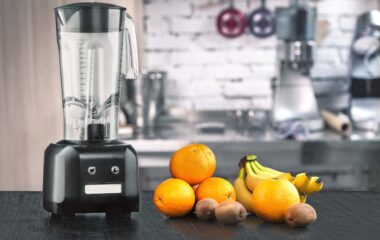 Sokovnik za hladno ceđenje na kuhinjskom pultu sa svežim voćem