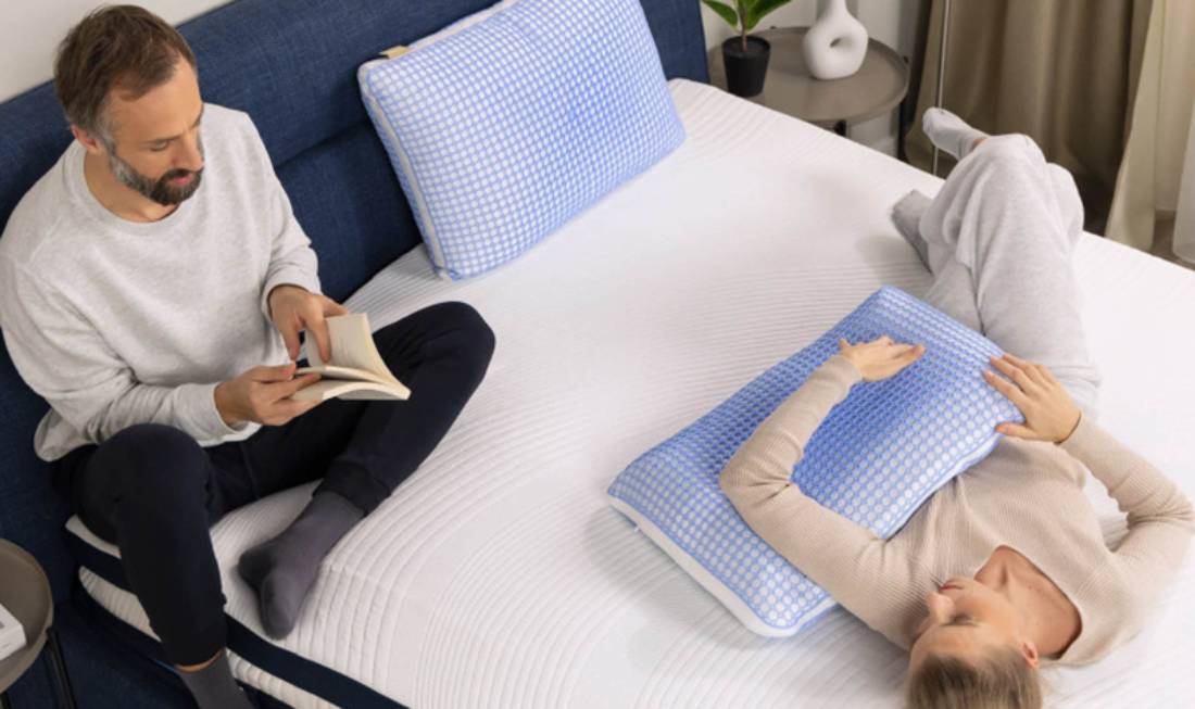 Par u spavaćoj sobi sa aatomskim jastucima.