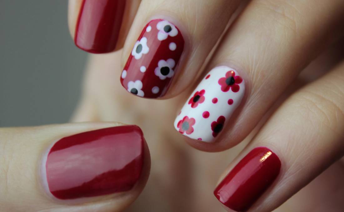 Letnji nail art manikir sa cvetnim detaljima i nalakiranim noktima.