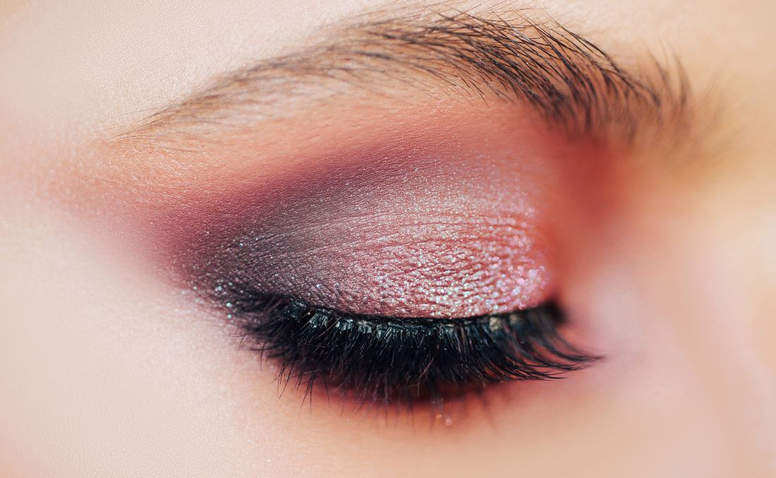 Soft glam šminka očiju sa ružičastim i braon nijansama.