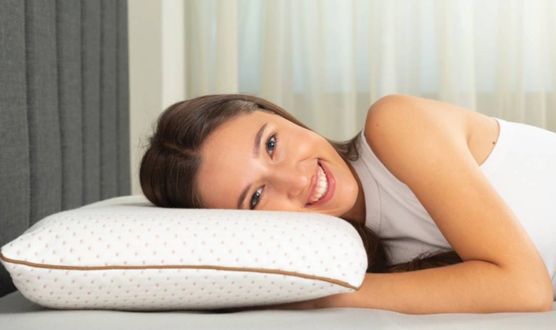 Mlada žena spava na anatomskom jastuku.